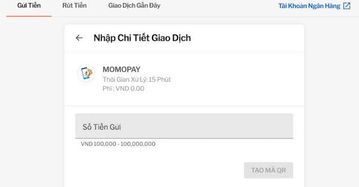 Người dùng kiểm tra trạng thái giao dịch trên điện thoại thông minh